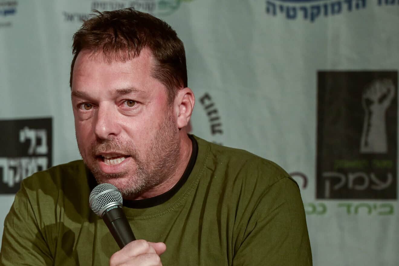 Anti-government protest leader IDF Sgt.-Maj. (res.) Eyal Naveh holds a press conference in Tel Aviv, Aug. 28, 2023. Photo by Avshalom Sassoni/Flash90.