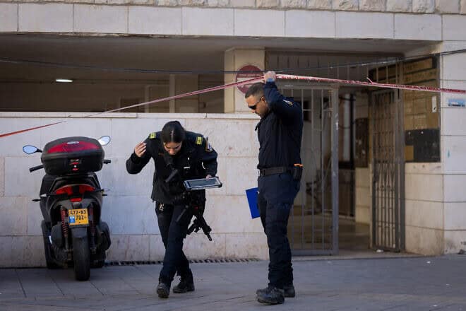 Police outside an apartment building on Koresh Street in Jerusalem where a woman was found wounded, Dec. 19, 2024. Photo by Chaim Goldberg/Flash90.