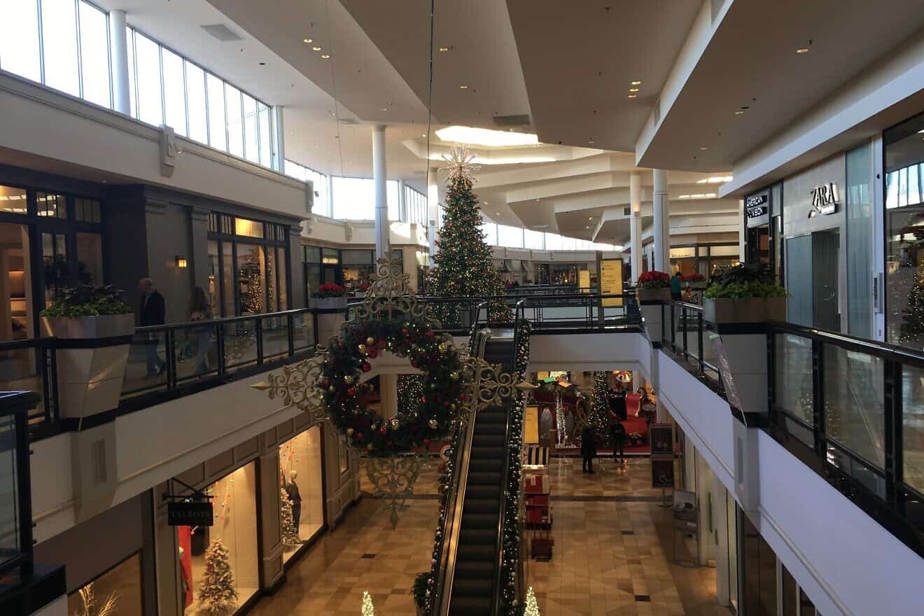 The King of Prussia Mall in King of Prussia, Pa., during the Christmas season, Nov. 28, 2017. Credit: Dough4872 via Wikimedia Commons.