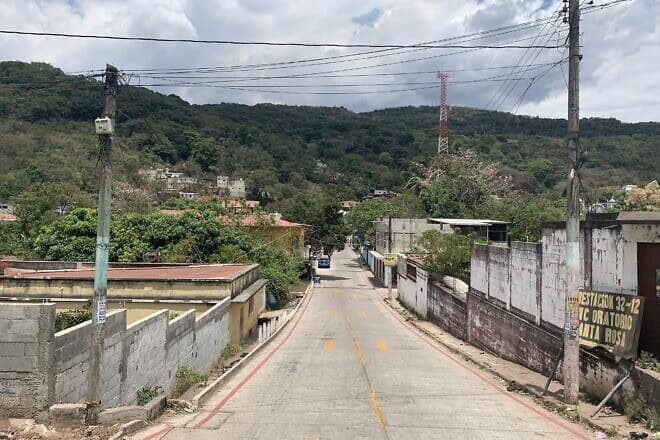 A car drives down a road in Oratorio, Guatemala on March 28, 2022. Photo credit: Wikimedia Commons.