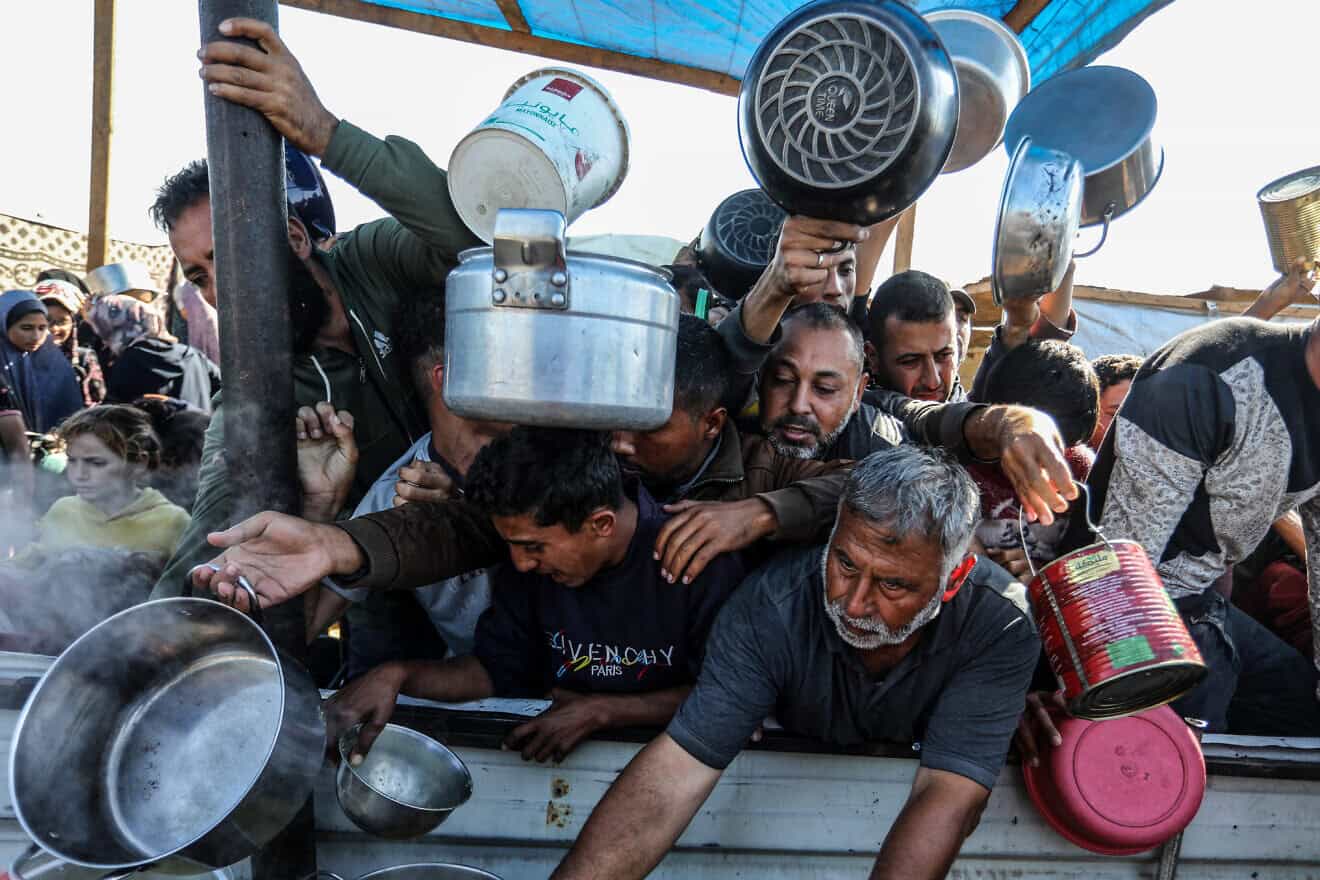 Displaced Palestinians line up to receive meals from the Rafah Charity Kitchen (Tekia), in Khan Yunis, in the southern Gaza Strip, on Nov. 20, 2024. Photo by Abed Rahim Khatib/Flash90.