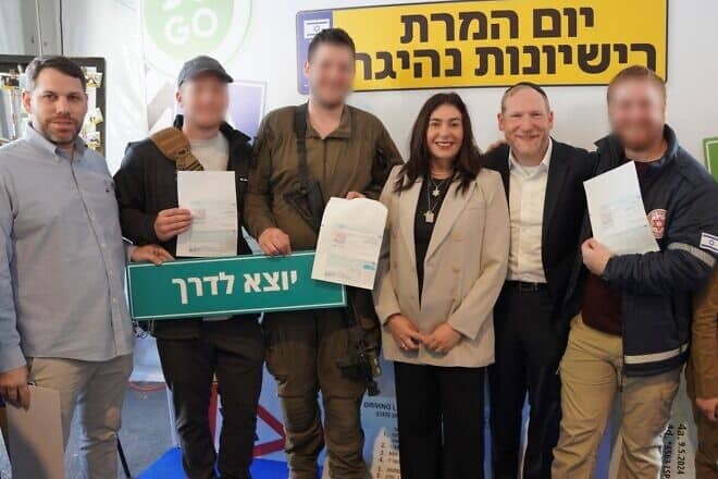 (From left) Moshe Ben Zaken, director-general of the Israeli Ministry of Transportation, along with Israeli Minister of Transportation Miri Regev and Rabbi Yehoshua Fass, executive director of Nefesh B’Nefesh, join three siblings, all lone soldiers, who got their Israeli driver’s licenses. Credit: Courtesy of Nefesh B’Nefesh.