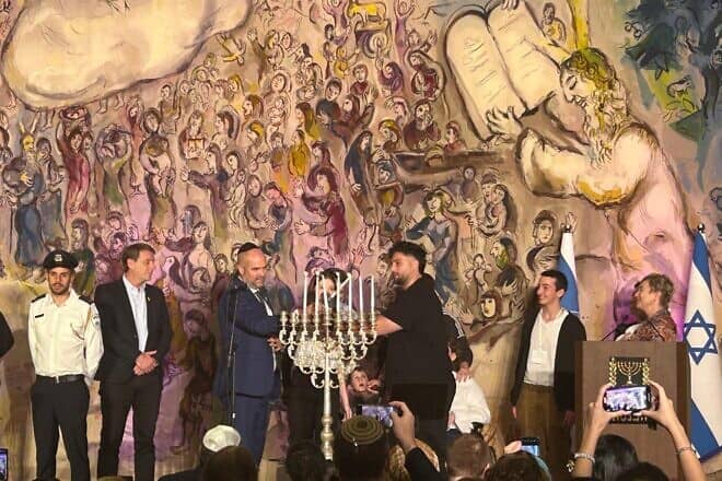 Knesset Speaker Amir Ohana (left) lights Chanukah candles at the ceremony. Photo by Amelie Botbol.