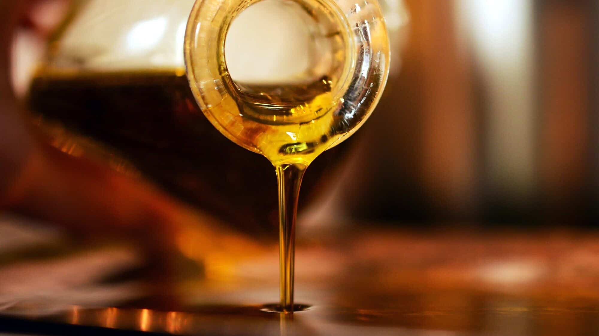 Pouring oil. Credit: congerdesign/Pixabay.