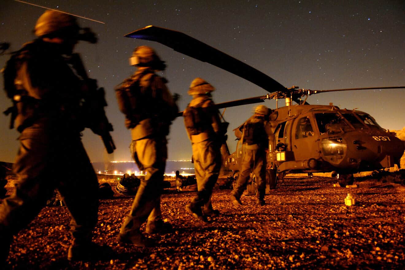 Israeli soldiers advance towards a helicopter during the Second Lebanon War, Aug. 12, 2006. Photo by Abir Sultan/Flash90.