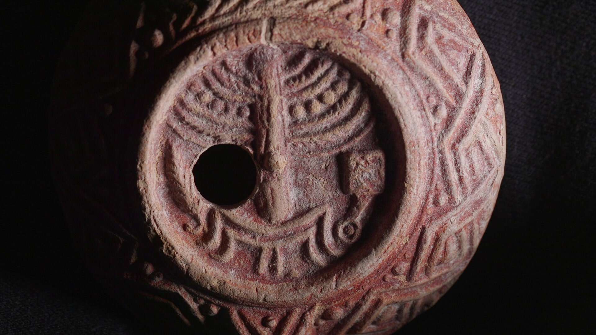 1,700-year-old oil lamp with Temple symbols unearthed in Jerusalem - JNS.org