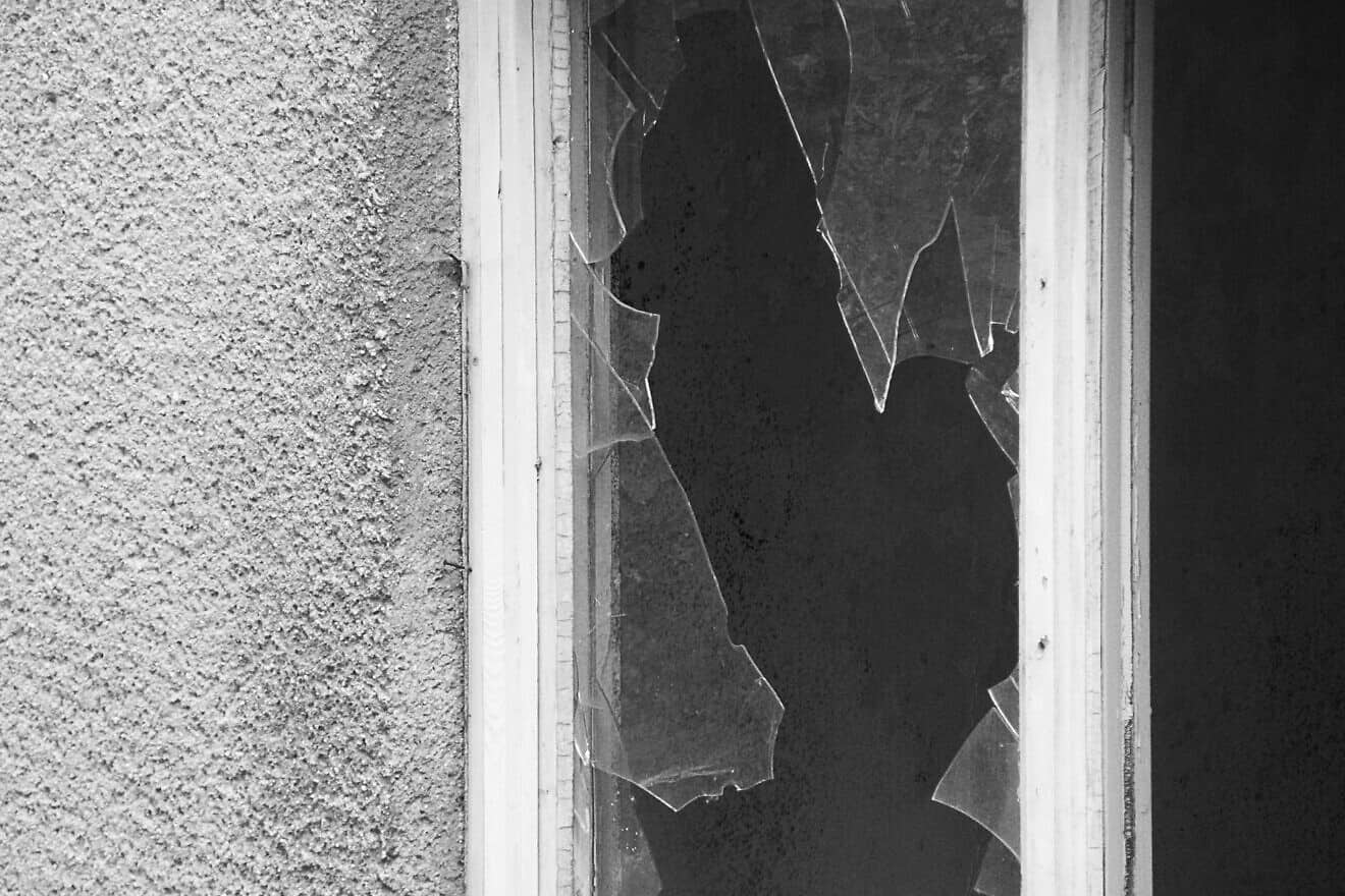 A broken glass window. Credit: Markéta Klimešová via Pixabay.