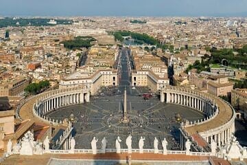 A view of St. Peter’s Square at the Vatican City. Credit: Wikimedia Commons. 