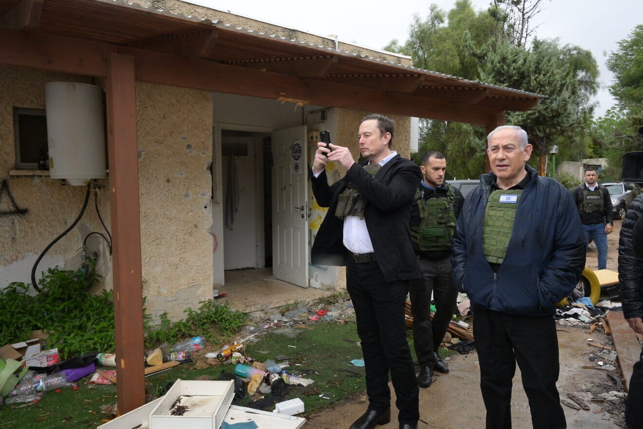 Elon Musk and Israeli Prime Minister Benjamin Netanyahu speak with Sha’ar HaNegev Regional Council acting head Yossi Keren in Kibbutz Kfar Aza, Nov. 27, 2023. Credit: Amos Ben-Gershom/GPO.