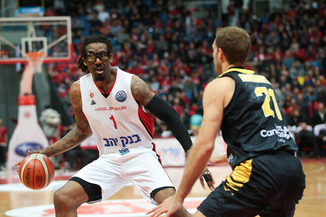 Hapoel Jerusalem player Amar'e Stoudemire during the quarterfinal match of the basketball champions league between Hapoel Jerusalem and Tenerife, in Jerusalem Arena on March 27, 2019. Credit: Flash90.