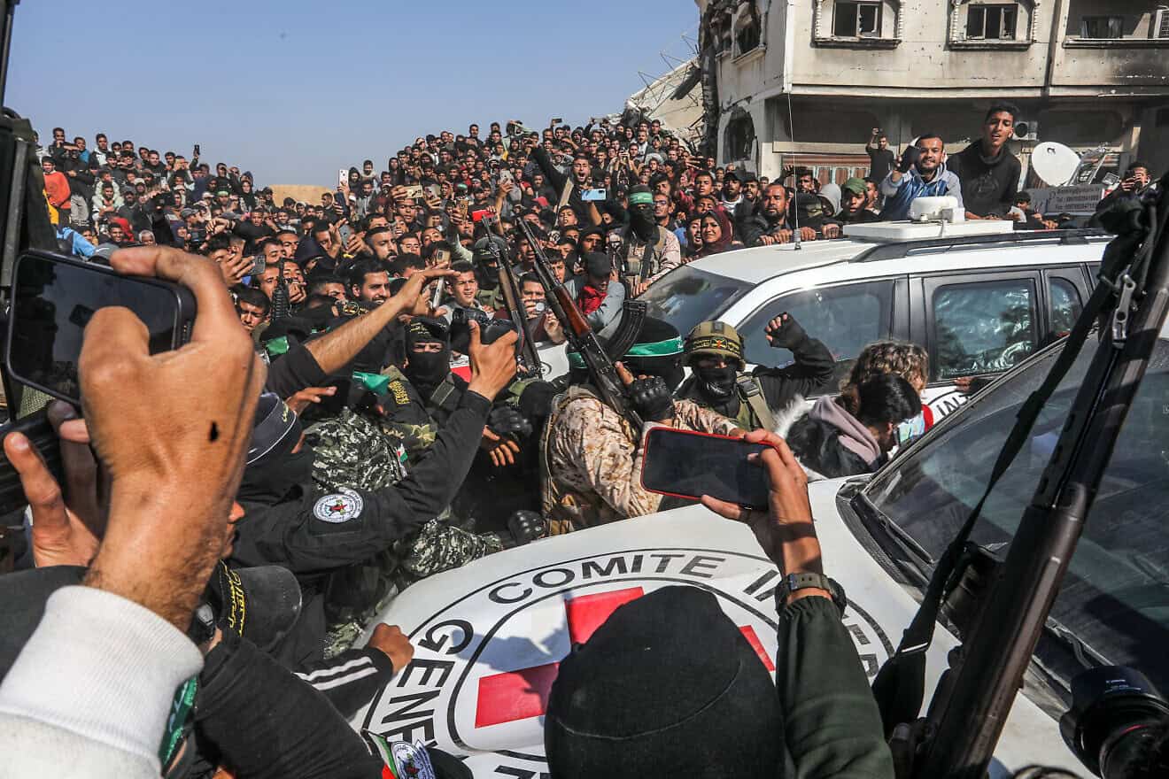 Hamas and Palestinian Islamic Jihad terrorists, as well as thousands of additional Gazans, in Khan Yunis in the Gaza Strip, where Israeli hostages Arbel Yehud and Gadi Mozes, along with five Thai captives, were released to the Red Cross on Jan. 30, 2025. Photo by Abed Rahim Khaatib/Flash90.