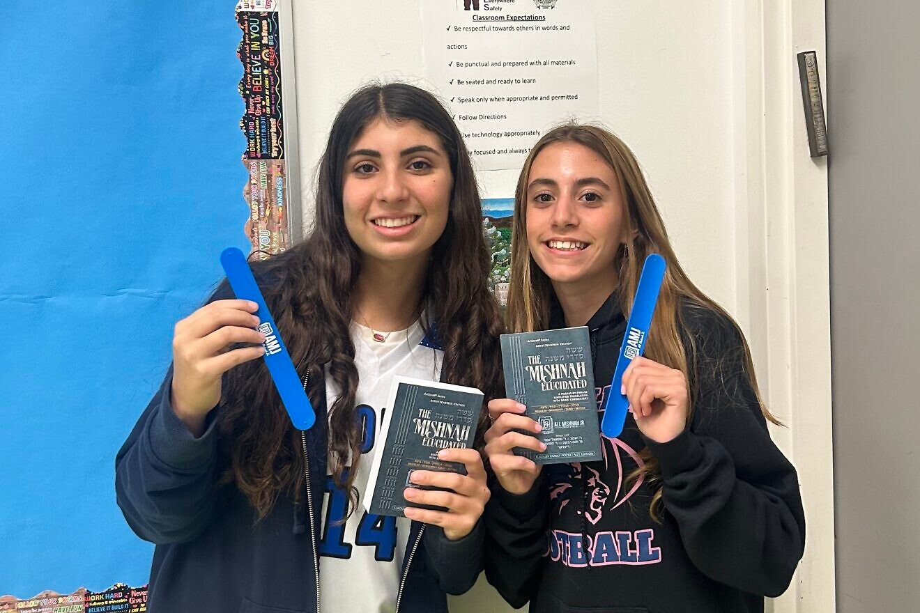 The students Ava Bienenfeld and Abby Adler of Katz Hillel Day School in Boca Raton, Fla., hold their All Mishnah Jr. Mishnayot and slap bracelets. Credit: Orthodox Union.