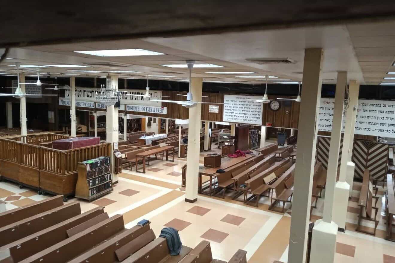 Partial view of the sanctuary inside the Chabad-Lubavitch headquarters at 770 Eastern Parkway in the Crown Heights neighborhood of Brooklyn, N.Y. Credit: Rabbi Michel via Wikimedia Commons.