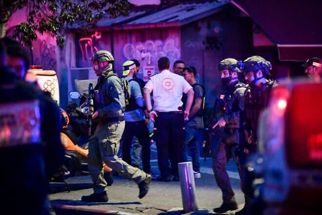 Security and medical personnel at the scene of a stabbing attack in Tel Aviv on Jan. 18, 2025. Photo by Avshalom Sassoni/Flash90.