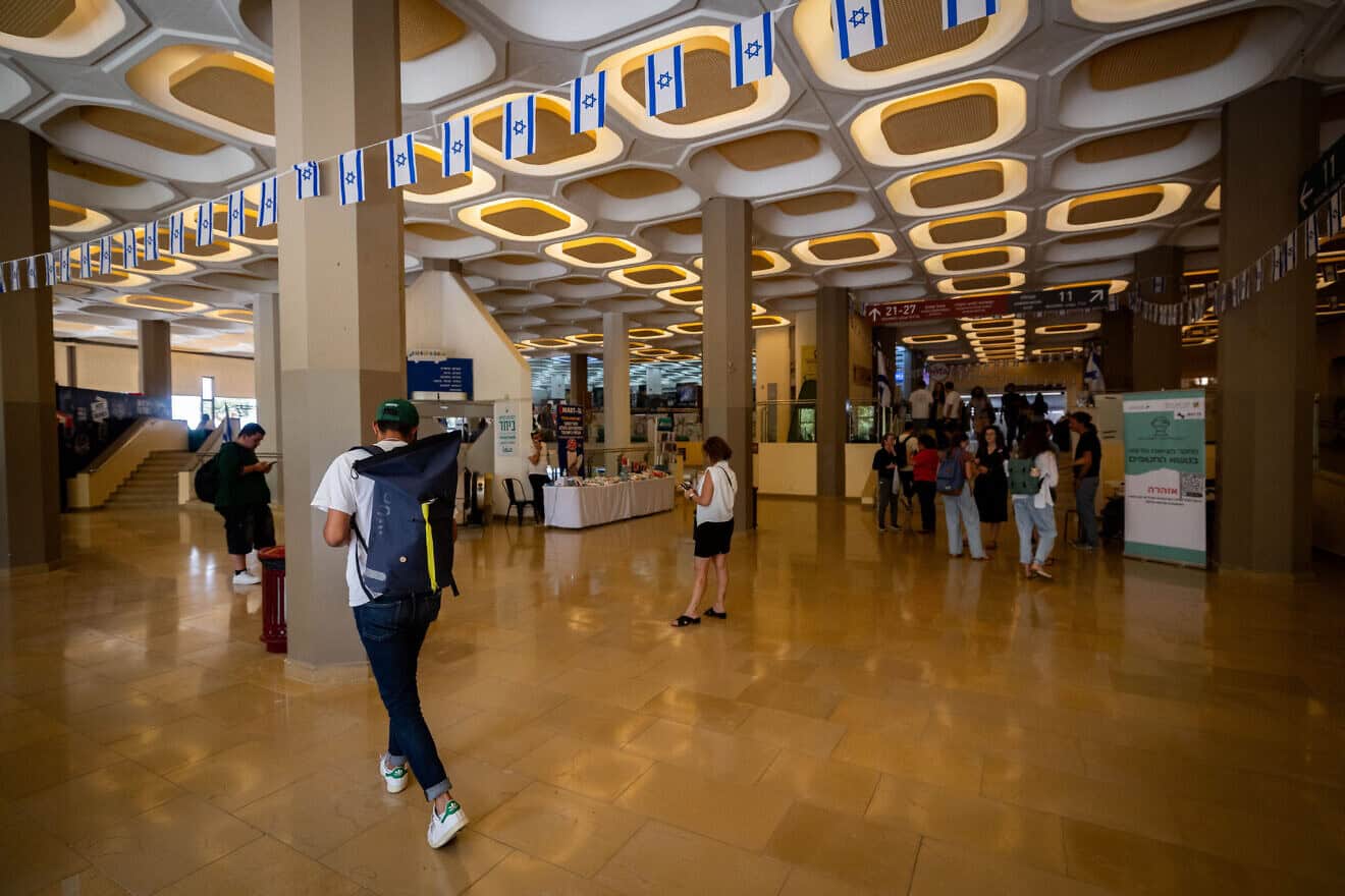 Students at the Hebrew University of Jerusalem on May 28, 2024. Photo by Yonatan Sindel/Flash90.