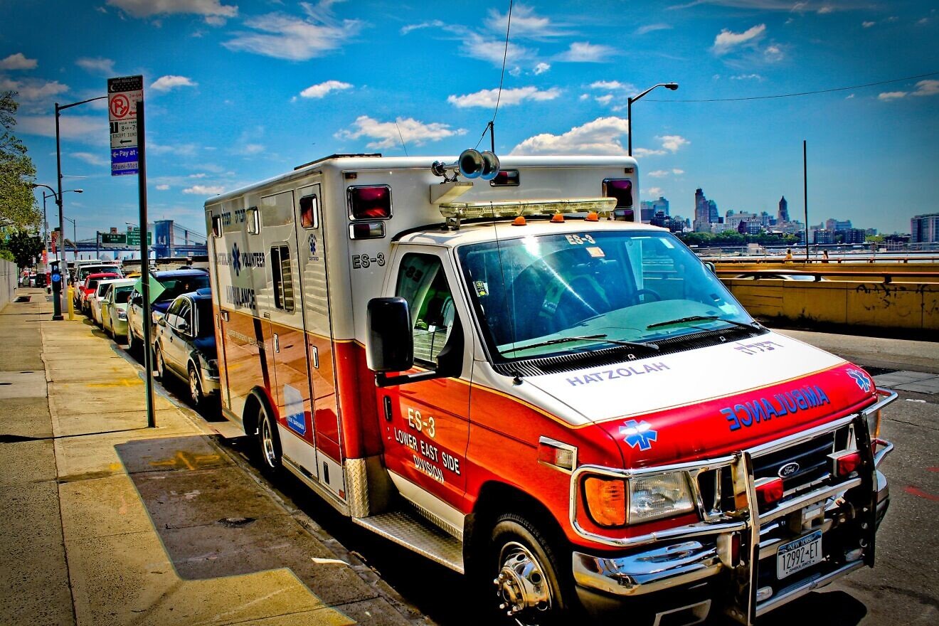 A Hatzalah ambulance in Lower Manhattan in New York City. Credit: Bazman1987/Wikipedia.