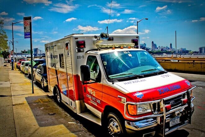 A Hatzalah ambulance in Lower Manhattan in New York City. Credit: Bazman1987/Wikipedia.