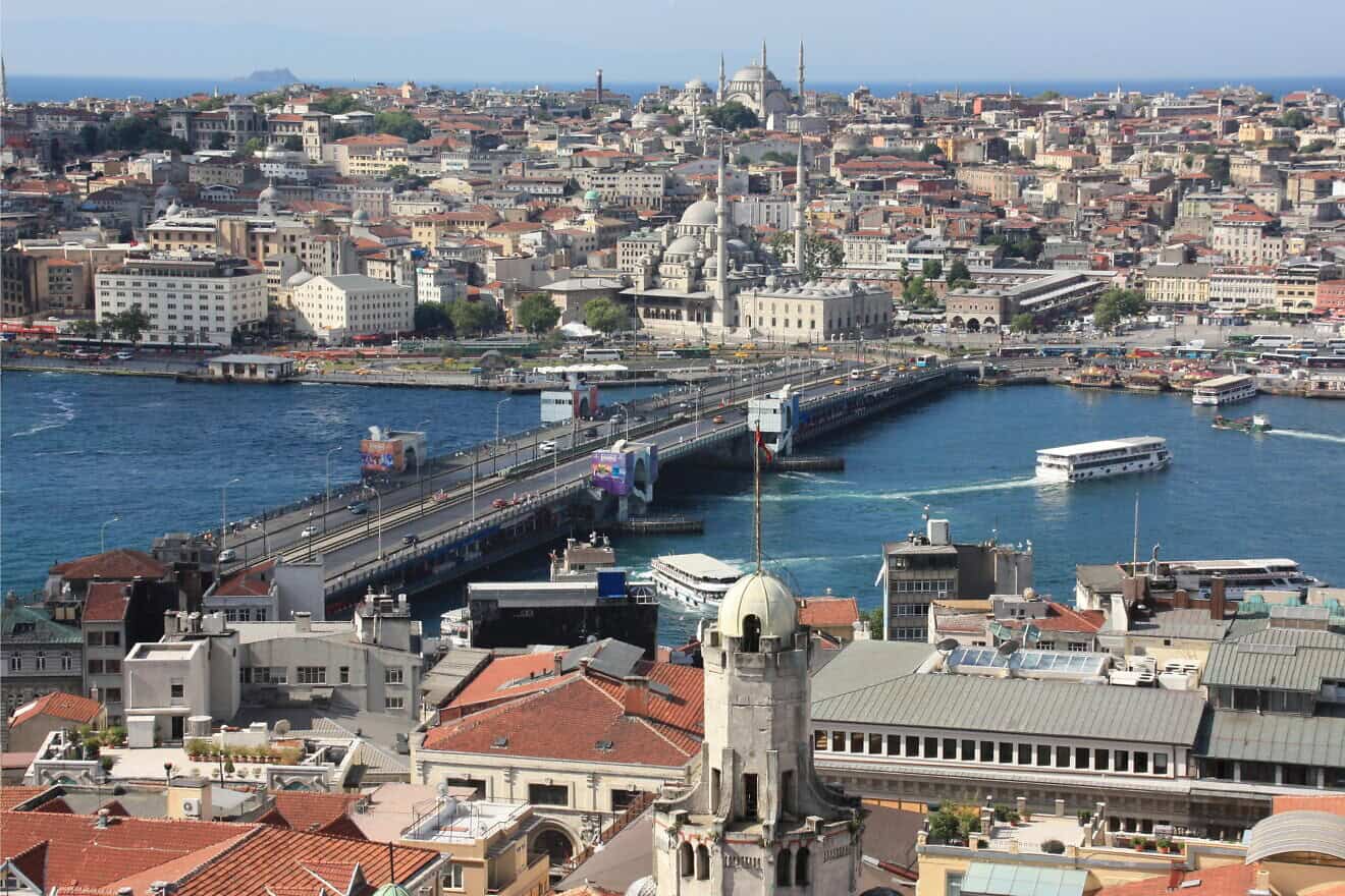 The Galata Bridge in Istanbul in 2012. Credit: Rrburke via Wikimedia Commons.