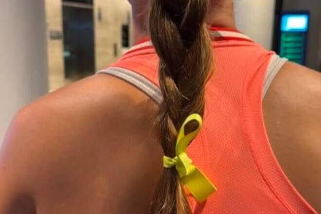 Lina Glushko wears a yellow ribbon in her hair ahead of a match in Auckland, New Zealand, on Jan. 6, 2024. Photo courtesy of the Israeli Tennis Association.