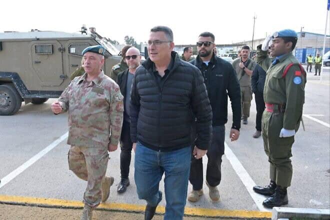 Israeli Foreign Minister Gideon Sa'ar tours the Syrian border with U.N. representatives, Jan. 2, 2025. Photo by Shlomi Amsalem/GPO.