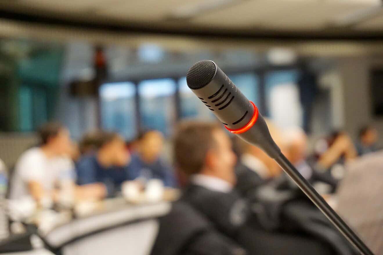 Speaker announcement to meeting attendees. Credit: Florian Pircher/Pixabay.
