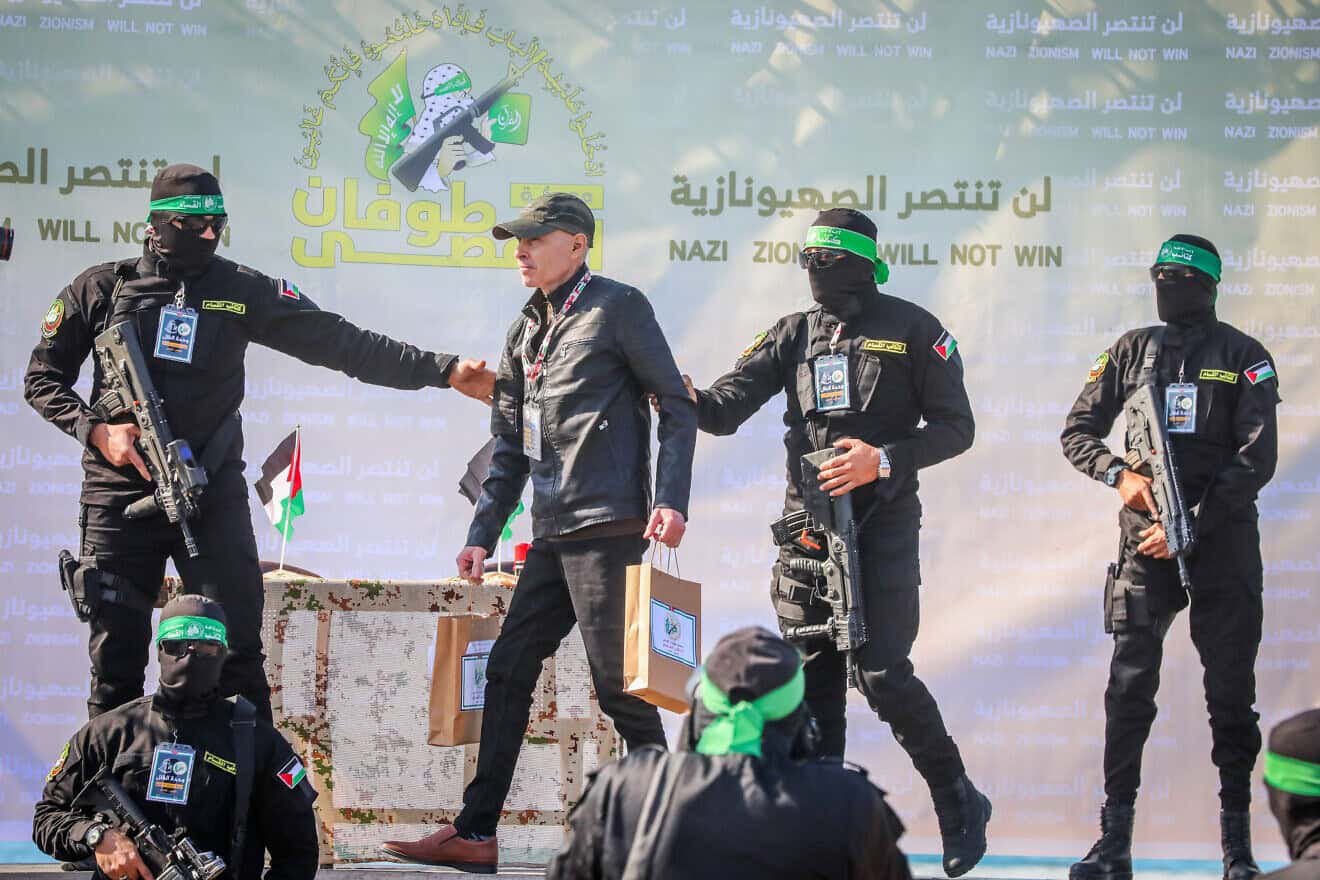 Terrorists of Hamas's "Shadow Unit" hand over Israeli hostage Keith Siegel to the Red Cross during a ceremony in Gaza City, Feb. 1, 2025. Photo by Ali Hassan/Flash90.