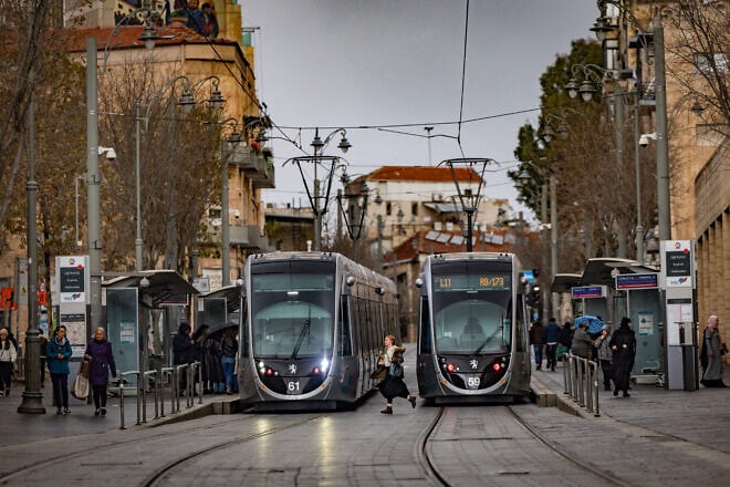 A light rail stop on Jaffa Road in downtown Jerusalem, Feb. 21, 2025. Photo by Yonatan Sindel/Flash90.