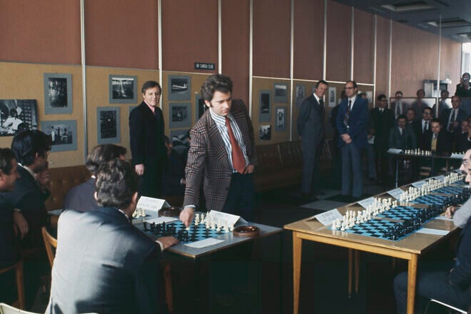 Russian chess grandmaster Boris Spassky simultaneously competes against 41 challengers in a tournament in New York, Feb. 8, 1974. Photo by UPI/Bettmann Archive/Getty Images.