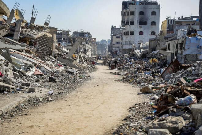 Palestinians return to their homes in the northern Gaza as part of the ceasefire agreement on Jan. 29, 2025. Photo by Khalil Kahlout/Flash90.