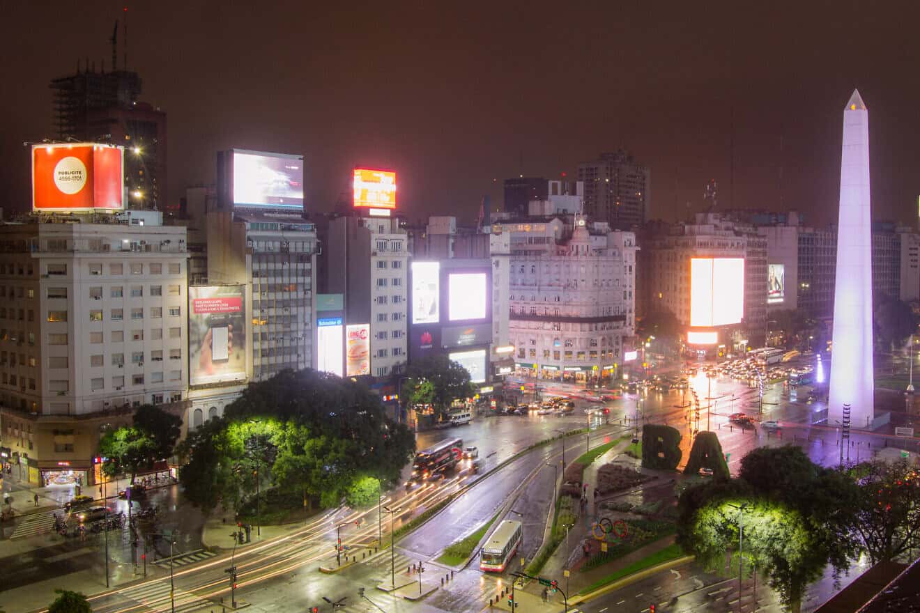 The oblesico and Avenida 9 de Julio in Buenos Aires. Credit: Fernando via Wikimedia Commons.
