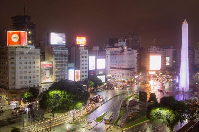 The oblesico and Avenida 9 de Julio in Buenos Aires. Credit: Fernando via Wikimedia Commons.