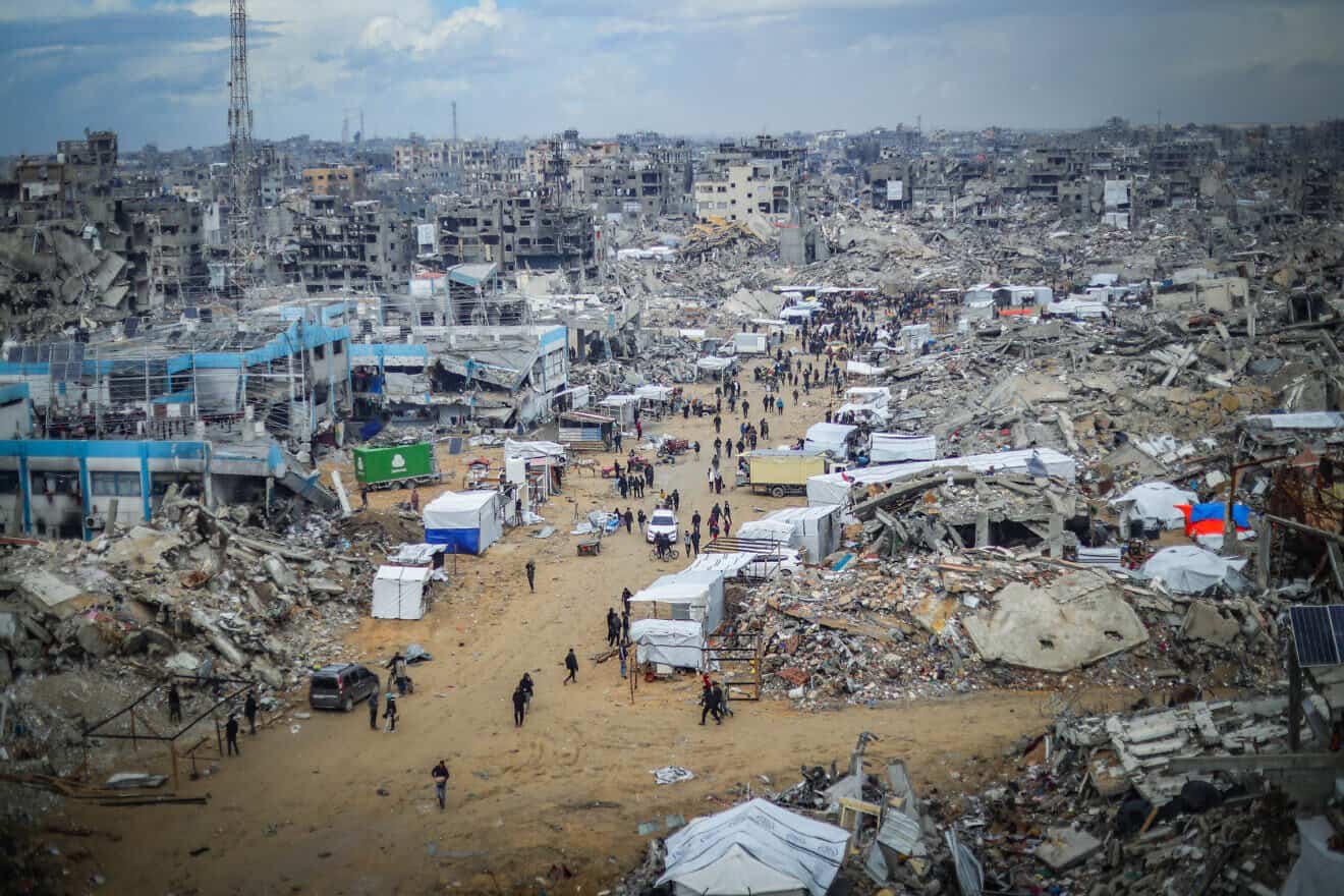 Palestinians shop at a market amid destruction caused by the war against Israel, in Jabalia, the northern Gaza Strip, Feb. 5, 2025. Photo by Khalil Kahlout/Flash90.