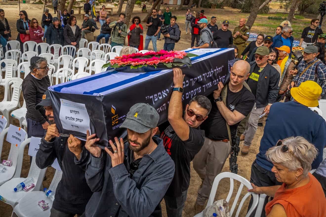 The funeral service of slain hostage Itzik Elgarat in Kibbutz Nir Oz, southern Israel, March 3, 2025. Photo by Yossi Aloni/Flash90.