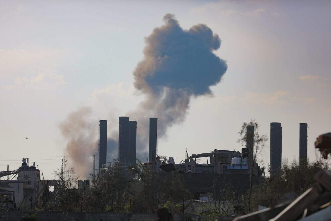 Smoke rises after an Israeli airstrike in Gaza City, March 18, 2025. Photo by Ali Hassan/Flash90.