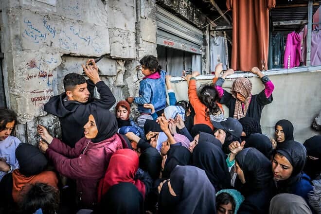 Palestinians crowded into bakeries to obtain a loaf of bread as the crossings remained closed for the third consecutive week, preventing the entry of fuel and humanitarian aid into the Gaza Strip. Photo by Abed Rahim Khatib/Flash 90.