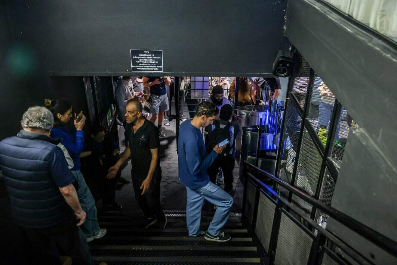People run to take cover as siren warns of incoming missiles fired from Yemen, in Tel Aviv, March 30, 2025. Photo by Miriam Alster/Flash90.