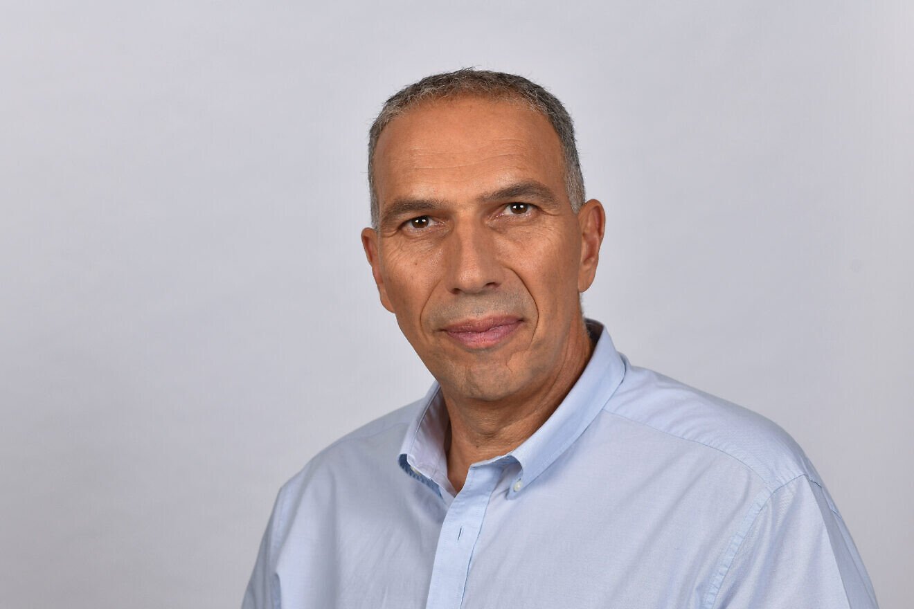 Portrait of former naval chief vice-admiral (res.) Eli Sharvit at his home in central Israel, Jan. 19, 2024. Credit: Israel Hadari/Flash90.
