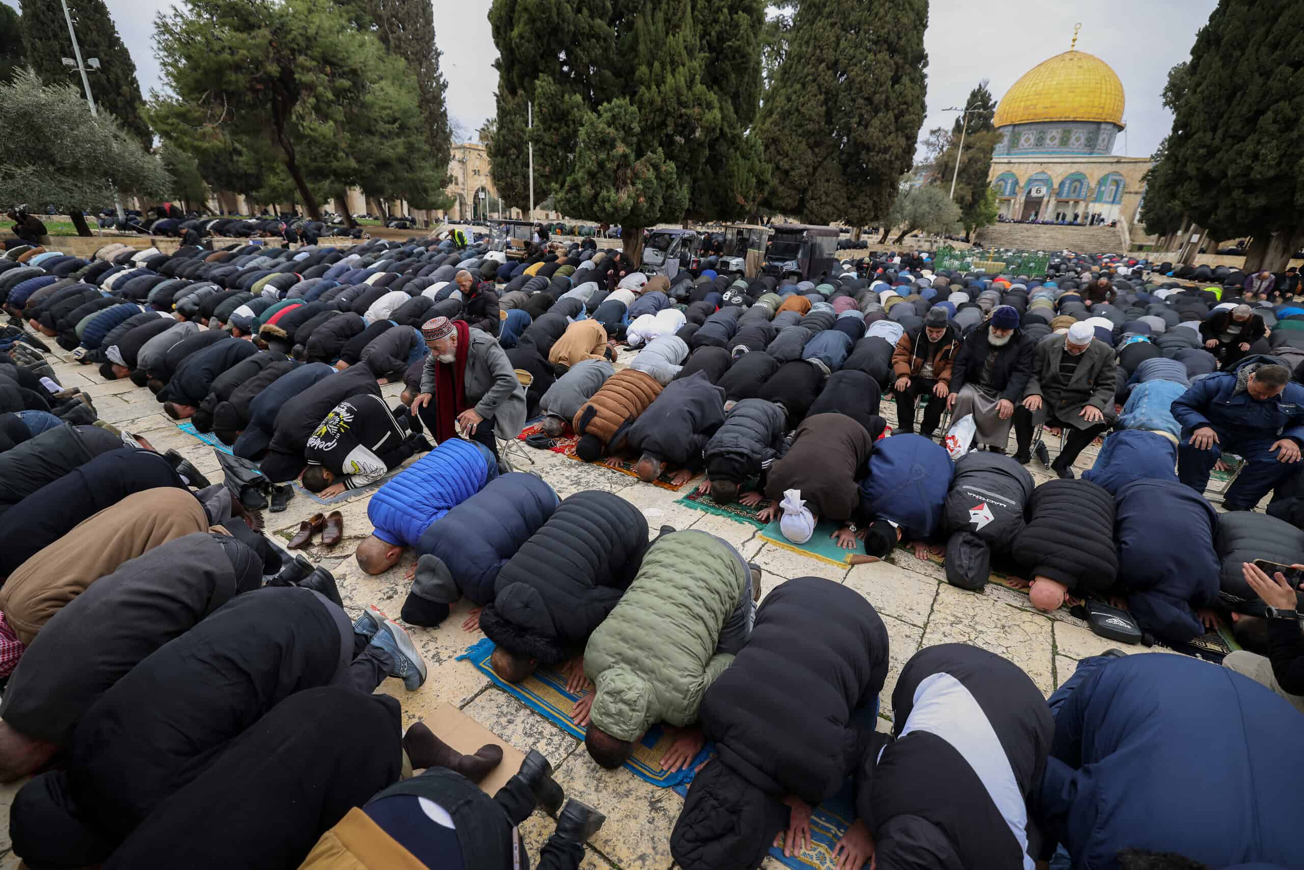 90,000 Muslims ascend Temple Mount for Ramadan prayers - JNS.org