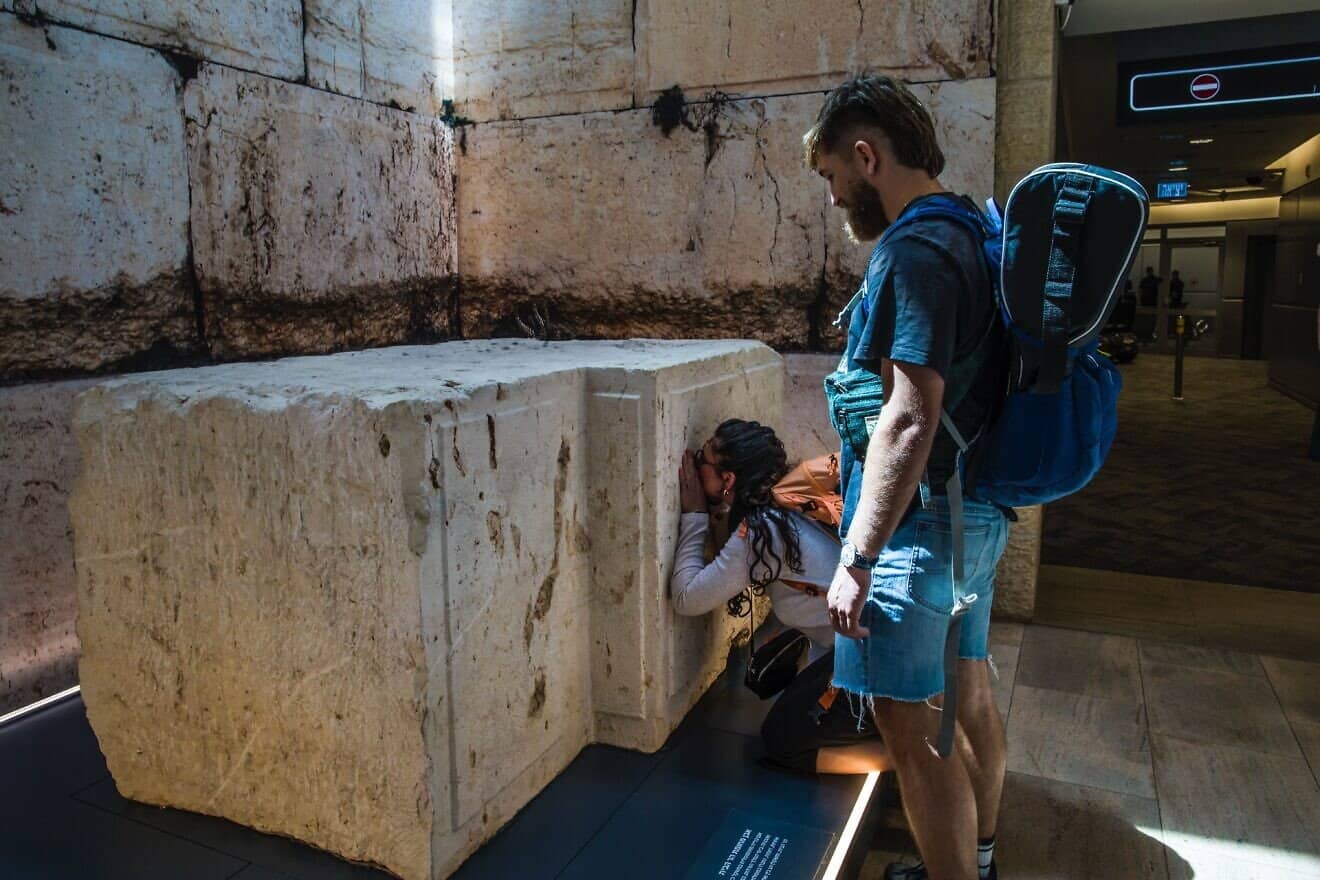 Western Wall exhibit at Ben-Gurion airport sparks debate - JNS.org