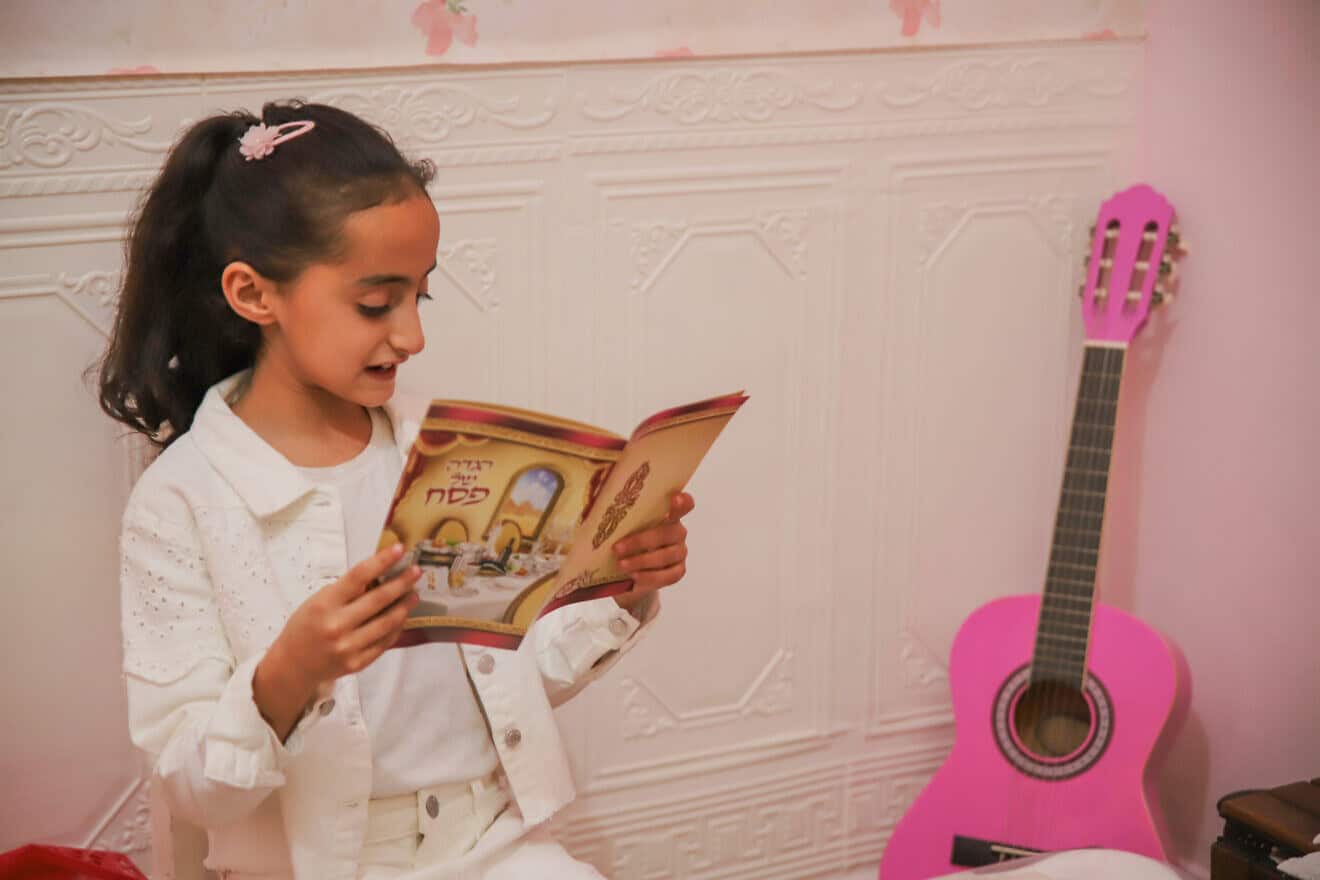 A girl recites the four questions at Passover. Photo by Laura Ben David/Jewish Life Photo Bank.