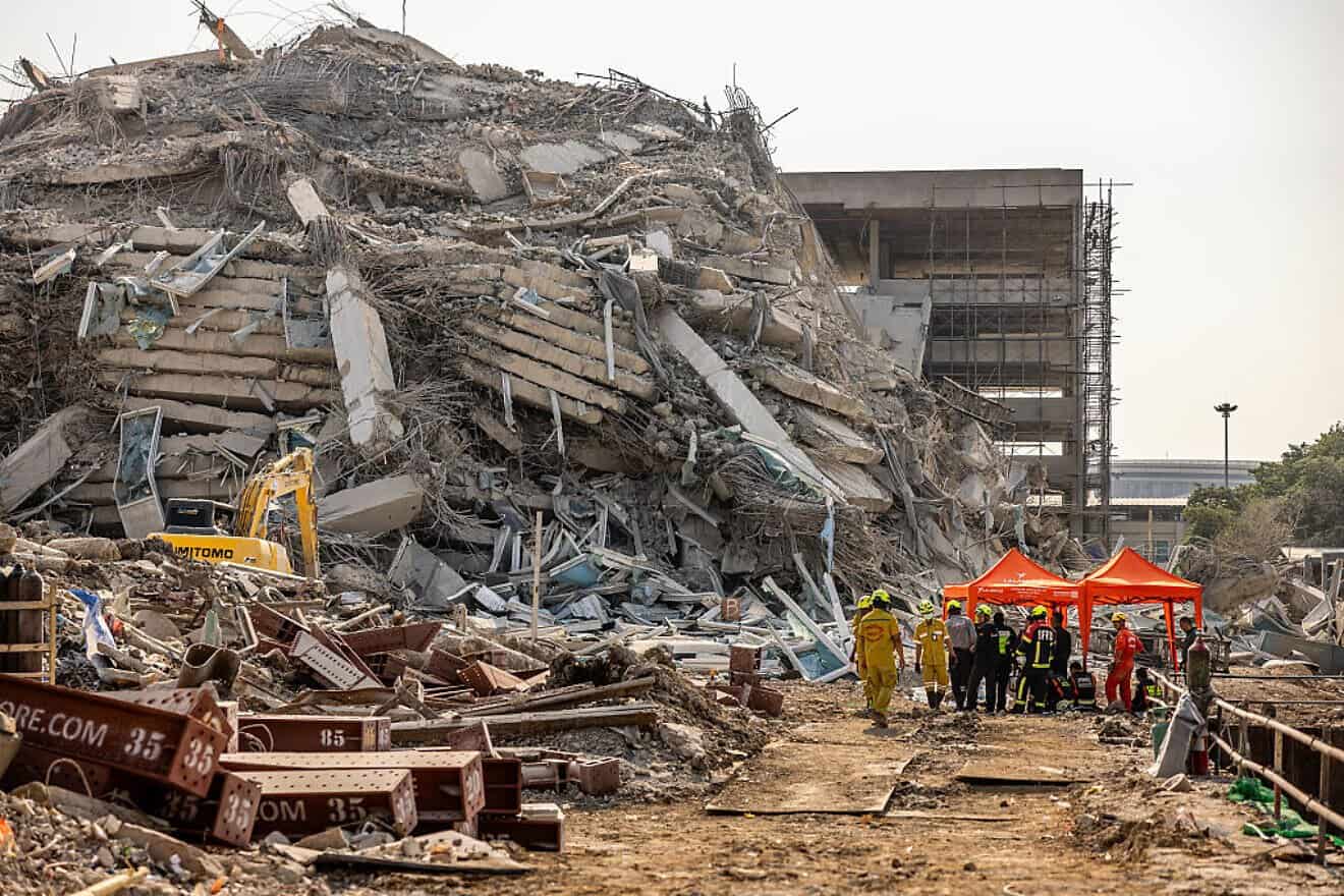 Thai rescue workers arrive at a construction building collapse in Bangkok's Chatuchak District following an earthquake on March 28, 2025. Photo by Lauren DeCicca/Getty Images.