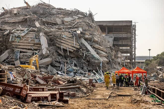 Thai rescue workers arrive at a construction building collapse in Bangkok's Chatuchak District following an earthquake on March 28, 2025. Photo by Lauren DeCicca/Getty Images.