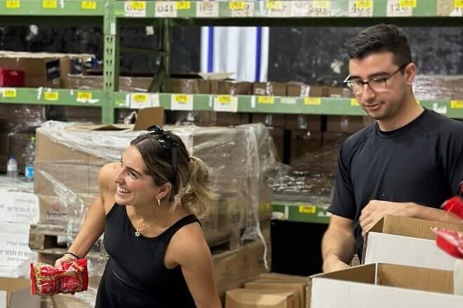 Rebecca Starr and Benjamin Katz volunteering at Pitchon-Lev, a humanitarian organization focused on breaking the intergenerational cycle of poverty in Israel, after Oct. 7. Photo credit: Pitchon-Lev.