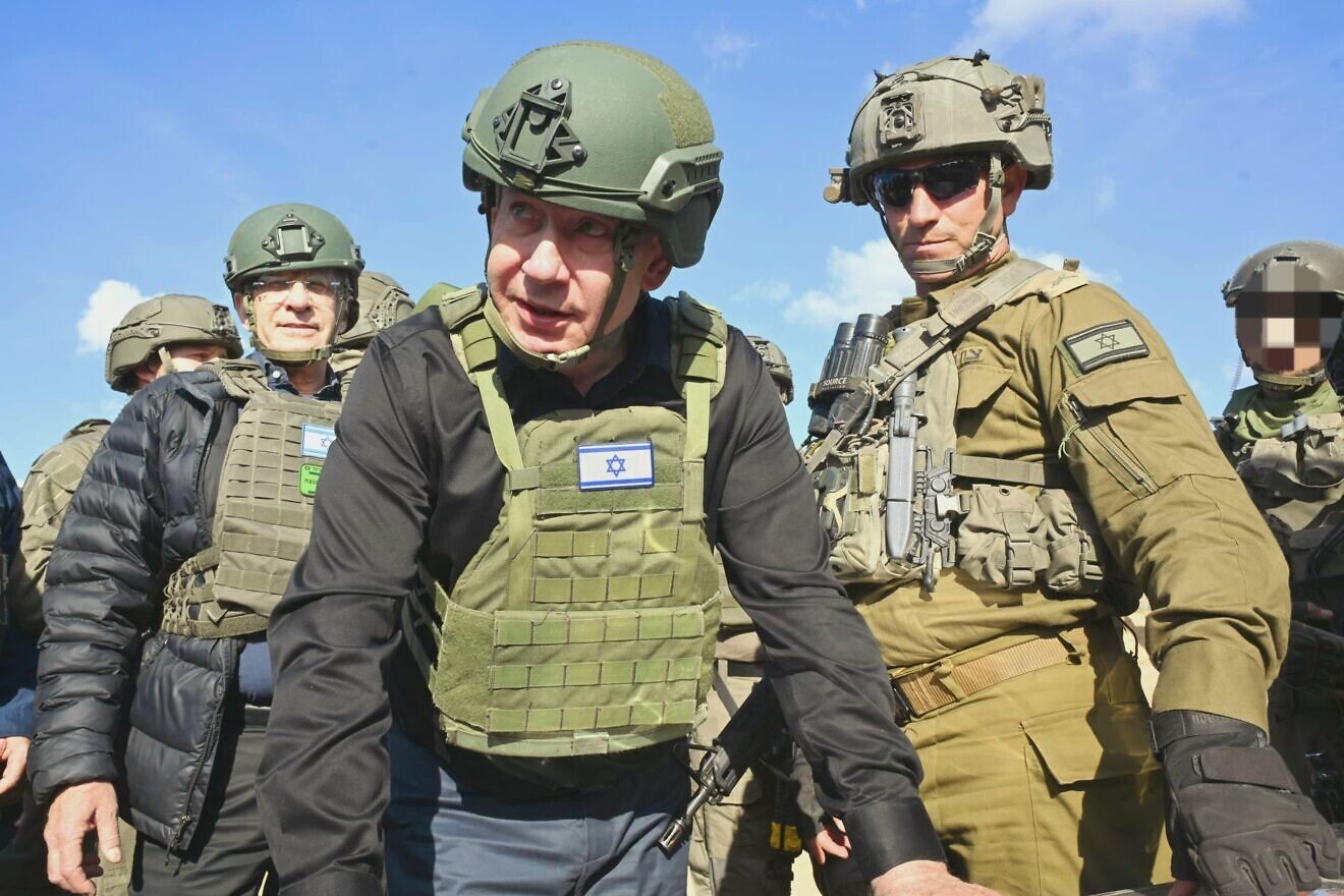 Israeli Prime Minister Benjamin Netanyahu visits the northern Gaza Strip with Defense Minister Israel Katz, IDF Chief of Staff Lt. Gen. Eyal Zamir, Southern Command head Maj. Gen. Yaniv Asor and division and brigade commanders, April 2025. Photo by Haim Zach/GPO.
