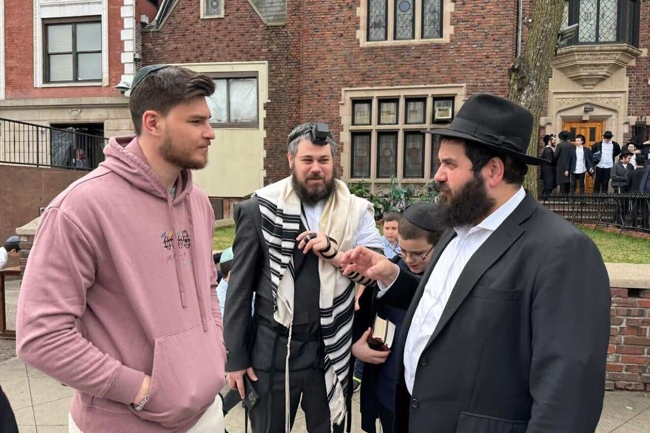 Freed hostage Alexander (“Sasha”) Troufanov visits Chabad-Lubavitch World Headquarters in Brooklyn, N.Y., on March 31, 2025. Credit: Chabad HQ.