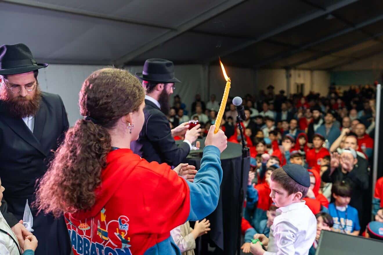 Nearly 1,000 participants of the CKids Shabbaton joined together for a Havdalah Jewish Pride Concert and Dance Party on March 28, 2025. Credit: CTeen.