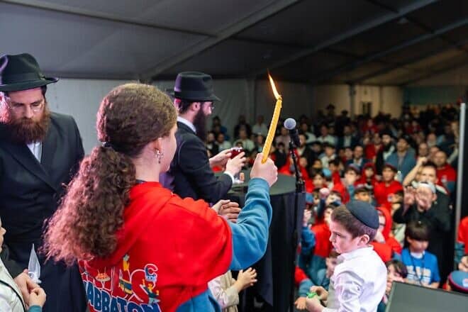 Nearly 1,000 participants of the CKids Shabbaton joined together for a Havdalah Jewish Pride Concert and Dance Party on March 28, 2025. Credit: CTeen.
