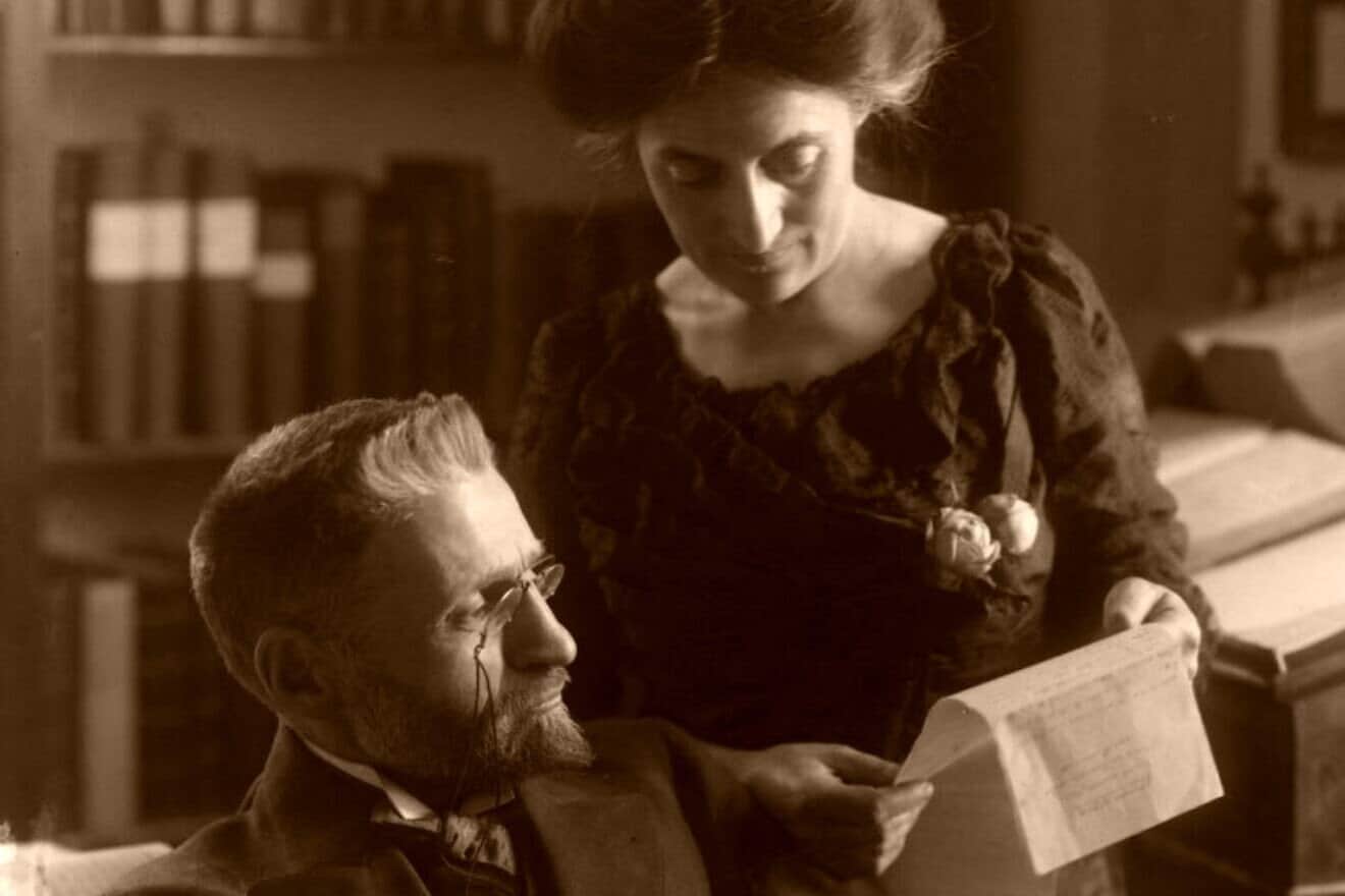 Portrait of Eliezer and Hemda Ben-Yehuda in their house in Talpiot, outside Jerusalem, 1912. Credit: Widener Library at Harvard University in Cambridge, Mass./Public Domain via Wikimedia Commons.