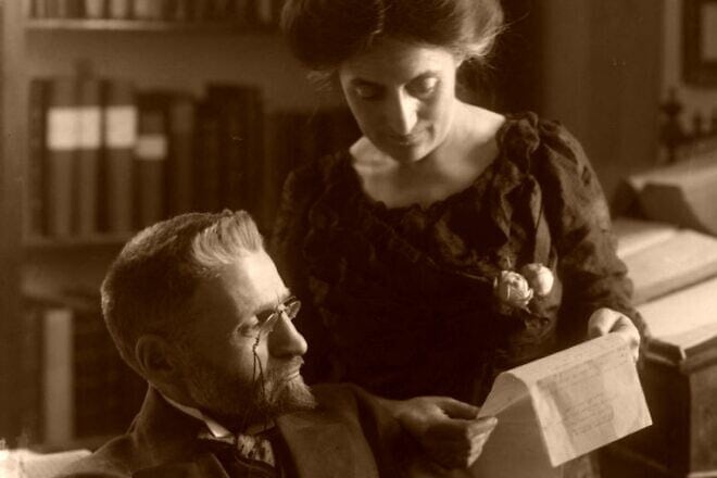 Portrait of Eliezer and Hemda Ben-Yehuda in their house in Talpiot, outside Jerusalem, 1912. Credit: Widener Library at Harvard University in Cambridge, Mass./Public Domain via Wikimedia Commons.