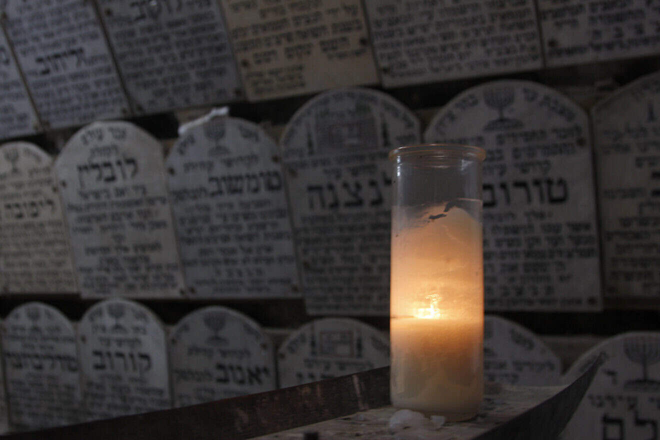 A candle is lit on Holocaust Remembrance Day in Jerusalem. April 30, 2008. Photo by Daniel Dreifuss/Flash90.